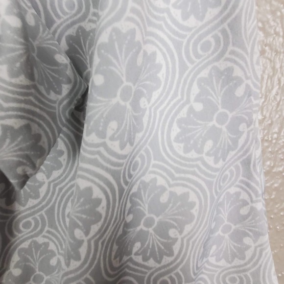 Banana Republic Sleeveless White/Silver Button Up Blouse w/Ruffles and Tie PXS - Picture 5 of 7